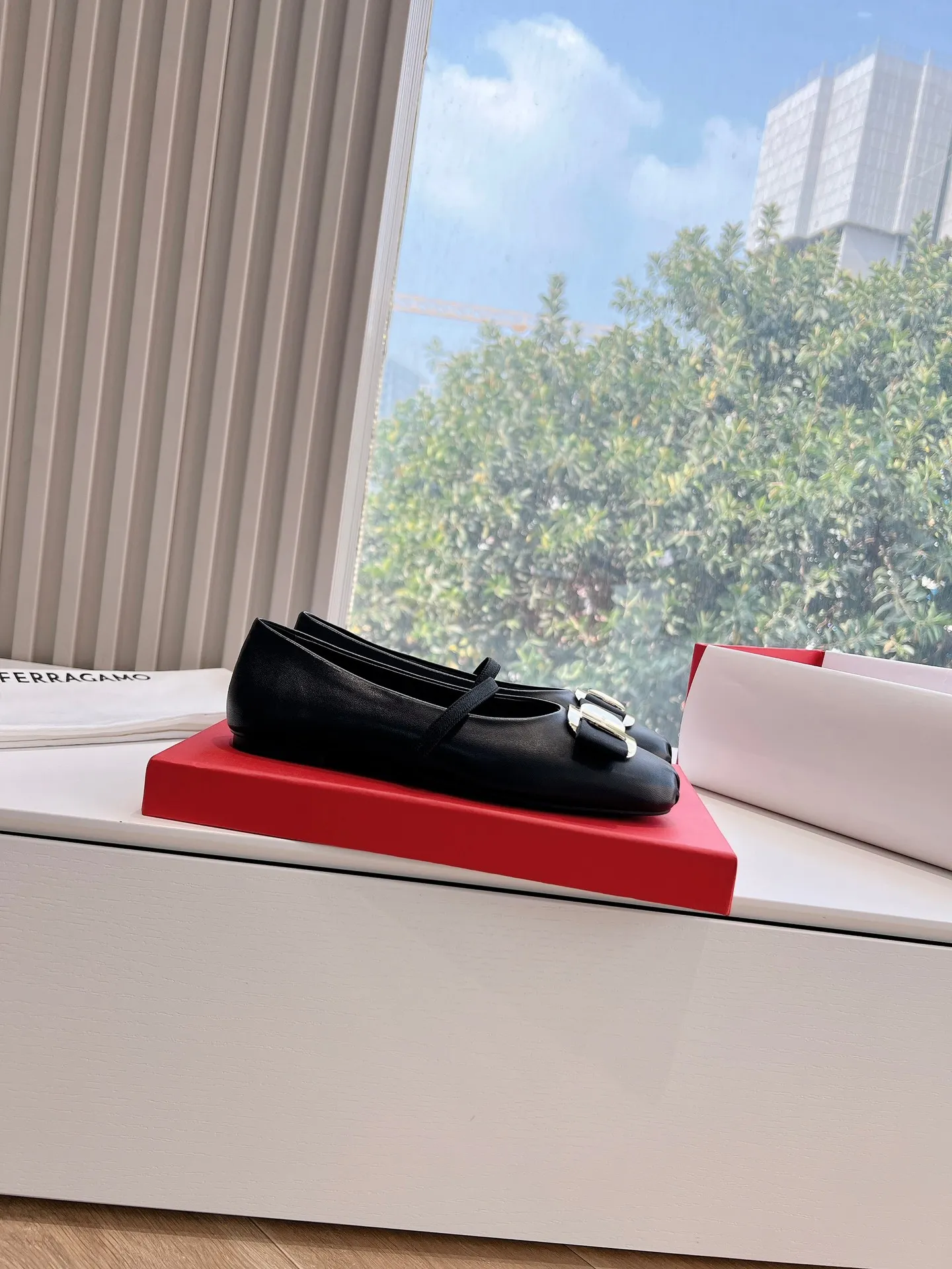 👟👟Ex-factory price 520👟👟 Women's Shoes Women's Clothing The original version is a one-to-one replica of the top-notch FERRAGAMO Ferragamo women's new version of Vara nameplate ballet flats, which are indeed more stunning on the feet ~ bow-tie, flat shoes that combine beauty and beauty, are very versatile, and will not tire your feet when worn. It is definitely a pair that is worth buying! Fabric: Imported sheepskin Lining: sheepskin Code number: 35-39 (40/41 customization is non-returnable and non-exchangeable)